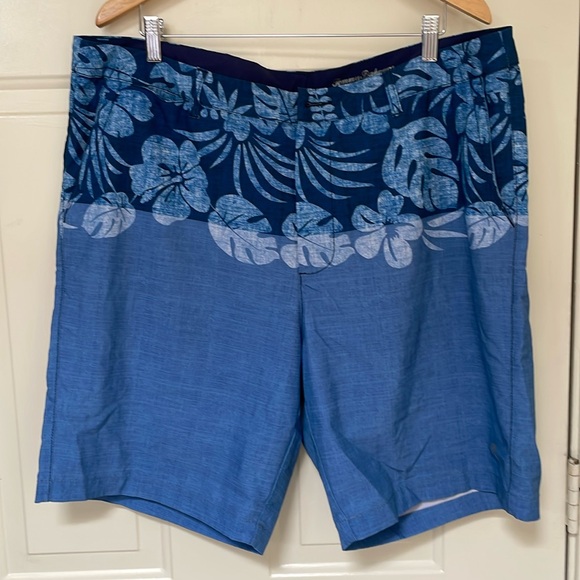 TOMMY BAHAMA Blue Floral Cayman Waterline 9" Board Shorts Men’s Size 40 - Picture 1 of 9